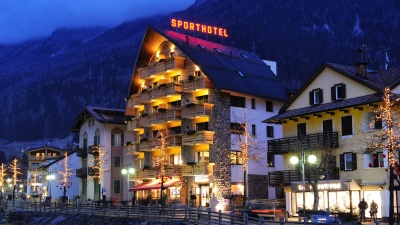 Hotellfasad med balkonger